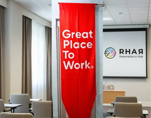 Fotografía macro de una flor con rocío